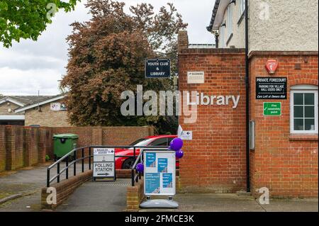 Eton Wick, Windsor, Britannien. Mai 2021. Es war heute Morgen ein ruhiger Morgen im Wahllokal in der Dorfhalle in Eton Wick für die Kommunalwahlen. Quelle: Maureen McLean/Alamy Stockfoto