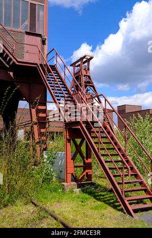 07.05.2021, Essen, Nordrhein-Westfalen, Deutschland - Förderturm der Zeche Zollverein in Essen hinter einer Treppe der Kohlenwaesche Stockfoto