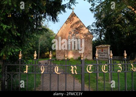 Mittelalterliche St. Mary's Church, Longnor, Shropshire, England. Die vergoldeten Eisentore erinnern an Major E.R.T. Corbett MBE Stockfoto