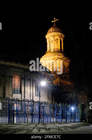 Kirche des Heiligen Tschad, Shrewsbury Shropshire, Großbritannien, bei Nacht. Der Tschad ist einzigartig, weil er rund ist. Die gusseisernen Tore des Steinbruchs im Vordergrund Stockfoto