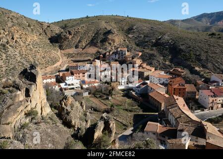 Erhöhte Ansicht des kleinen Dorfes Libros, in der Nähe von Teruel, Aragon, Spanien. Umgeben von schroffen Hügeln Stockfoto