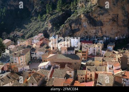 Erhöhte Ansicht des kleinen Dorfes Libros, in der Nähe von Teruel, Aragon, Spanien. Im Zentrum befindet sich die Pfarrkirche mit Turm oder Parroquia de San Juan Bautista Stockfoto