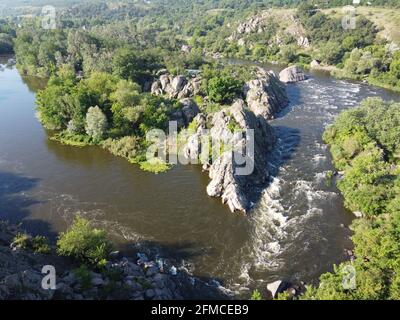 Eine Biegung des Southern Bug River namens Integral aus der Vogelperspektive. Ein malerischer Fluss inmitten des felsigen Geländes. Stockfoto