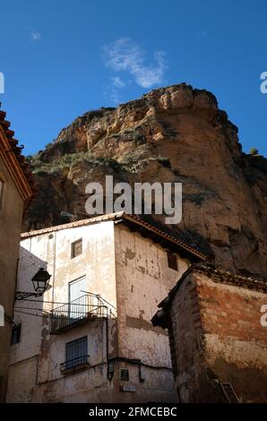 Das kleine Dorf Libros, in der Nähe von Teruel, Aragon, Spanien, wird von hohen Felsklippen überschattet. Klettern ist eine große Attraktion für das Pueblo Stockfoto