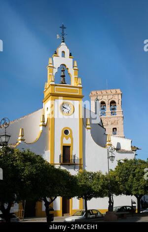 Die Kirche und der Glockenturm von Santa María de la Asunción im Dorf Guadalcanal in der Provinz Sevilla, Andalusien, Spanien Stockfoto