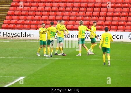 Oakwell, Barnsley, England - 8. Mai 2021 EMI Buendia (links) von Norwich City, nachdem er während des Spiels Barnsley gegen Norwich City, Sky Bet EFL Championship 2020/21, in Oakwell, Barnsley, England, 1:2021 1 erzielt hatte.Quelle: Arthur Haigh/WhiteRoseFotos/Alamy Live News Oakwell, Barnsley, England - 8. Mai 2021 während des Spiels Barnsley gegen Norwich City, Sky Bet EFL Championship 2020/21, in Oakwell, Barnsley, England - 8. Mai 2021 Credit: Arthur Haigh/WhiteRoseFotos/Alamy Live News Stockfoto