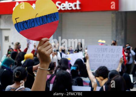 MEXIKO-STADT, MEXIKO - 6. MAI: Kolumbianische Bürger nehmen an einer Demonstration vor der kolumbianischen Botschaft in Mexiko Teil, um ihren Zorn gegen die Ausgangssperre des kolumbianischen Präsidenten Iván Duque auszudrücken, Die militärische Armee darf Demonstranten aufgrund mehrfacher Proteste, die nach dem Kongress von Präsident Iván Duque am 6. Mai 2021 in Mexiko-Stadt, Mexiko, gemacht wurden, mit Gewalt zerstreuen. Bild: Luis Barron/Eyepix Group/The Photo Access Stockfoto