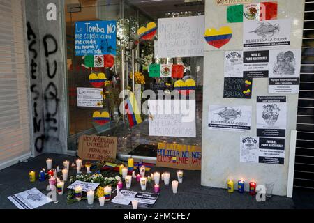 MEXIKO-STADT, MEXIKO - 6. MAI: Kolumbianische Bürger nehmen an einer Demonstration vor der kolumbianischen Botschaft in Mexiko Teil, um ihren Zorn gegen die Ausgangssperre des kolumbianischen Präsidenten Iván Duque auszudrücken, Die militärische Armee darf Demonstranten aufgrund mehrfacher Proteste, die nach dem Kongress von Präsident Iván Duque am 6. Mai 2021 in Mexiko-Stadt, Mexiko, gemacht wurden, mit Gewalt zerstreuen. Bild: Luis Barron/Eyepix Group/The Photo Access Stockfoto