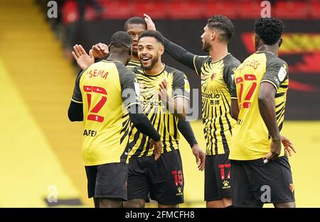 Andre Gray von Watford (Mitte) feiert das erste Tor ihrer Spielgruppe während des Sky Bet Championship-Spiels in der Vicarage Road, Watford. Bilddatum: Samstag, 8. Mai 2021. Stockfoto