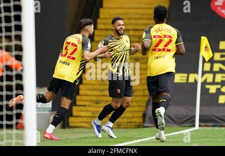 Andre Gray von Watford (Mitte) feiert das erste Tor ihrer Spielgruppe während des Sky Bet Championship-Spiels in der Vicarage Road, Watford. Bilddatum: Samstag, 8. Mai 2021. Stockfoto