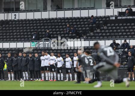 DERBY, GROSSBRITANNIEN. MAI. Sheffield Wednesday kniet vor dem Sky Bet Championship-Spiel zwischen Derby County und Sheffield Wednesday im Pride Park, Derby, am Samstag, den 8. Mai 2021. (Kredit: Pat Scaasi, Mi News) Kredit: MI Nachrichten & Sport /Alamy Live Nachrichten Stockfoto