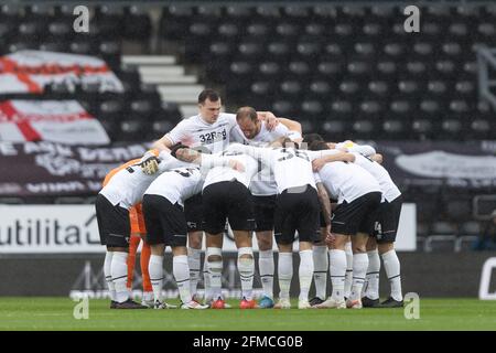 DERBY, GROSSBRITANNIEN. MAI. Derby huddle vor dem Sky Bet Championship-Spiel zwischen Derby County und Sheffield am Mittwoch im Pride Park, Derby am Samstag, 8. Mai 2021. (Kredit: Pat Scaasi, Mi News) Kredit: MI Nachrichten & Sport /Alamy Live Nachrichten Stockfoto