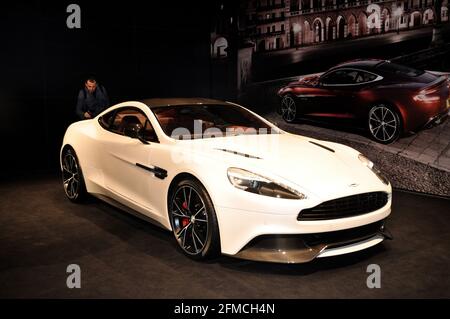 Seitenansicht des luxuriösen und weißen Aston Martin unter den Lichtern im Showroom, September 08 2012 Istanbul Turkey International Auto Show Stockfoto