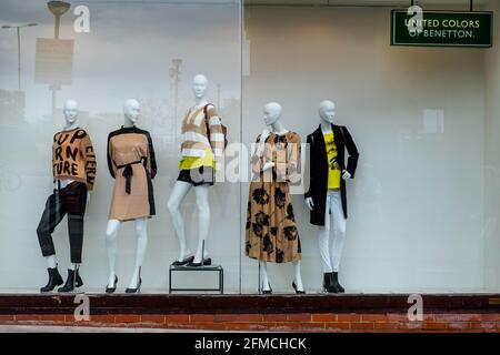 Kingston upon Thames London, UK, Mai 07 2021, United Colors of Benetton Shop Window Fashion Mannequin Display Stockfoto