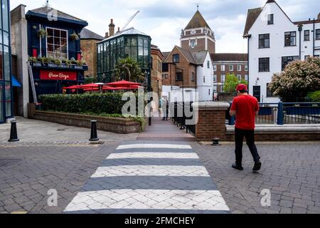 Kingston upon Thames London, UK, Mai 07 2021, pedestrain Crossing, das zu EINEM Restaurant und EINER Mischung aus alter und neuer Stadtarchitektur führt Stockfoto