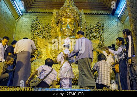 Ordination Zeremonie an der Mahamuni Buddha Tempel (oder der Mahamuni Pagode in Mandalay, Myanmar (Birma) Stockfoto