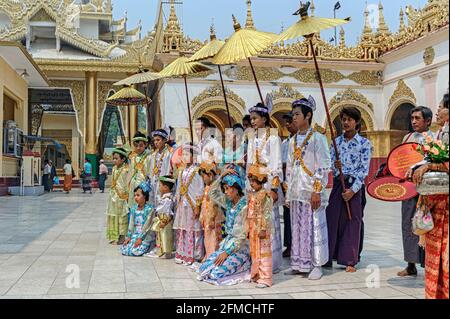 Ordination Zeremonie an der Mahamuni Buddha Tempel (oder der Mahamuni Pagode in Mandalay, Myanmar (Birma) Stockfoto