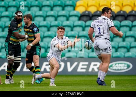 8. Mai 2021; Franklin Gardens, Northampton, East Midlands, England; Premiership Rugby Union, Northampton Saints gegen Gloucester; Charlie Chapman aus Gloucester wirft einen frühen Pass Stockfoto