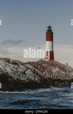 Vertikale Aufnahme eines Leuchtturms an einem bewölkten Tag Stockfoto