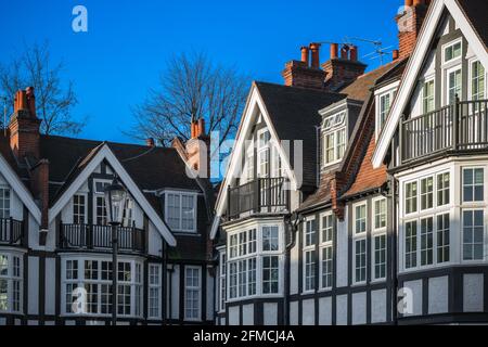 Außenansicht des Tudor-Revival-Stils (Modell Tudor) Häuser am Queen's Elm Square in der Nähe von Chelsea in London Stockfoto