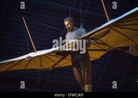 Modell von Otto Lilienthal und seiner Flugmaschine bei Science Museum in London Stockfoto