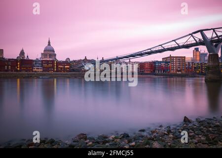 Langzeitbelichtung, City of London, Millennium Bridge und St Paul's Cathedral bei Sonnenuntergang Stockfoto