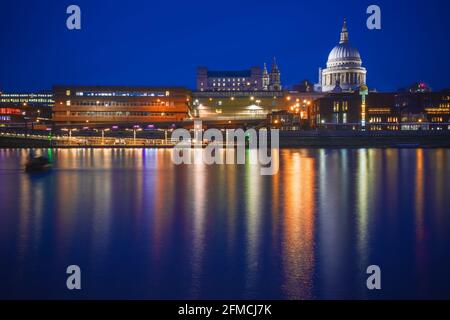 Langzeitbelichtung, Stadtbild am Londoner Flussufer mit St Paul's Cathedral und Blackfriars Millennium Pier Stockfoto