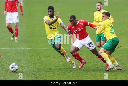 Barnsley, Großbritannien. Mai 2021. Victor Adeboyejo von Barnsley in Aktion mit Alexander Tettey und Max Aarons von Norwich City während des Sky Bet Championship-Spiels in Oakwell, Barnsley. Bildnachweis sollte lauten: John Clifton / Sportimage Kredit: Sportimage/Alamy Live News Stockfoto