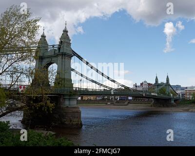 London, Greater London, England - 04 2021. Mai: Hammersmith Bridge, eine Hängebrücke über die Themse. Stockfoto