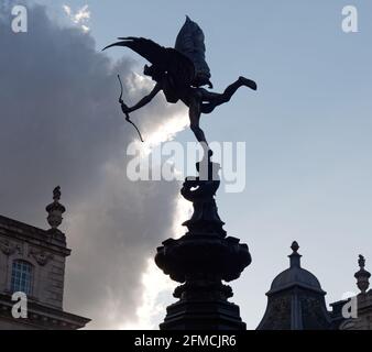 London, Greater London, England - 04 2021. Mai: Statue von Anteros auf dem Shaftesbury Memorial Fountain, oft fälschlicherweise Eros genannt Stockfoto