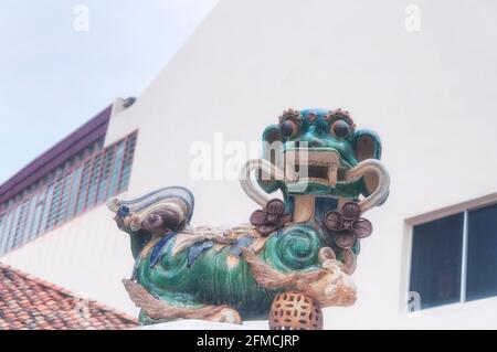 Eine Kylin-Statue im buddhistischen Tempel xiang lin si in Melaka malaysia mit einem verschwommenen weißen Hintergrund. Stockfoto