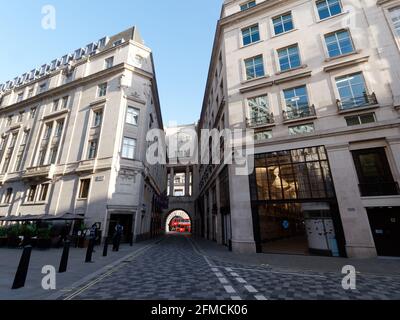 London, Greater London, England - 04 2021. Mai: Die Air Street blickt auf den Bogen, der sie von der Regent Street trennt. Stockfoto