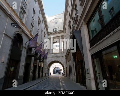 London, Greater London, England - 04 2021. Mai: Die Air Street blickt auf den Bogen, der sie von der Regent Street trennt. Stockfoto