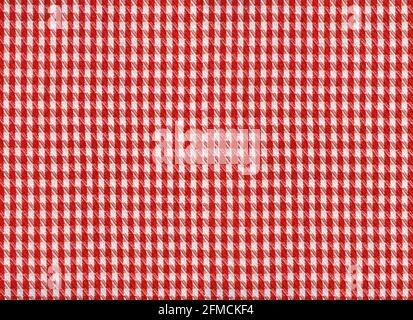 Ein flacher Bereich aus gewebtem Stoff als Hintergrundstruktur Und Muster rot-weißen Gingham Stockfoto