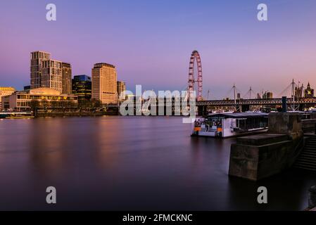 Golden Jubilee und Hungerford Bridges in der Abenddämmerung, Westminster, London, Großbritannien Stockfoto