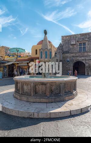 RHODOS, GRIECHENLAND - 05. OKTOBER 2018:der Brunnen, der den hippokrates Platz in der Altstadt von rhodos schmückt. Stockfoto