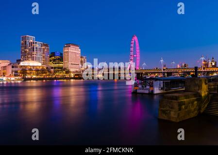 Golden Jubilee und Hungerford Bridges kurz nach der Dämmerung, Westminster, London, Großbritannien Stockfoto