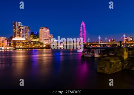 Golden Jubilee und Hungerford Bridges bei Nacht, Westminster, London, Großbritannien Stockfoto