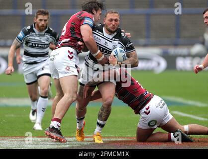 Josh Griffin (Mitte) von Hull FC wurde von Liam Byrne von Wigan Warriors (links) und Oliver Partington (rechts) während des Viertelfinalmatches des Betfred Challenge Cup im Emerald Headingley Stadium, Leeds, angegangen. Bilddatum: Samstag, 8. Mai 2021. Stockfoto