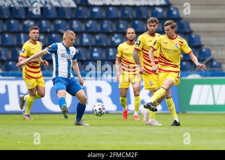 Magdeburg, Deutschland. 8. Mai 2021. firo: 08.05.2021 Fuvuball, Saison 2020/21 3. Bundesliga: SC Magdeburg - MSV Duisburg Duels, Arne sicker, Versus, Andreas Müller, Mvºller Nutzung weltweit Credit: dpa/Alamy Live News Stockfoto