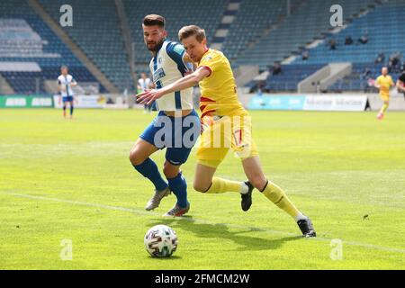 Magdeburg, Deutschland. 8. Mai 2021. firo: 08.05.2021 Fuvuball, Saison 2020/21 3. Bundesliga: SC Magdeburg - MSV Duisburg Duels, Arne sicker, Versus, Kai Bruenker Brvºnker Nutzung weltweit Credit: dpa/Alamy Live News Stockfoto