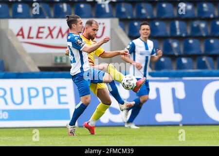 Magdeburg, Deutschland. 8. Mai 2021. firo: 08.05.2021 Fuvuball, Saison 2020/21 3. Bundesliga: SC Magdeburg - MSV Duisburg Duels, Ahmet Engin, Versus, Baris Atik Quelle: dpa/Alamy Live News Stockfoto