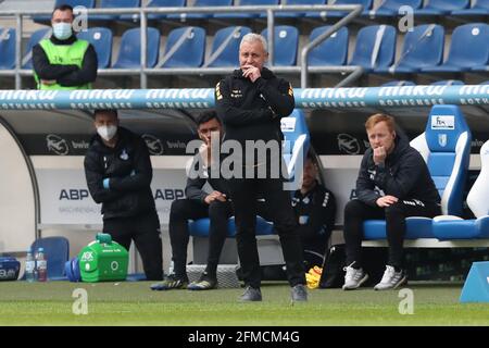 Magdeburg, Deutschland. 8. Mai 2021. firo: 08.05.2021 Fuvuball, Saison 2020/21 3. Bundesliga: SC Magdeburg - MSV Duisburg Pavel Dotchev, ganze Figur, Trainer, aus, MSV Duisburg Quelle: dpa/Alamy Live News Stockfoto