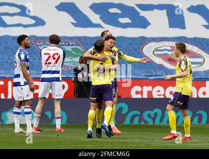 Madejski Stadium, Reading, Bekshire, Großbritannien. Mai 2021. English Football League Championship Football, Reading versus Huddersfield Town; Rarmani Edmonds-Green von Huddersfield Town feiert mit Jonathan Hogg von Huddersfield Town, nachdem er in der 93. Minute das 2. Tor seiner Seite erzielt hatte, um es zu erreichen 2-2 Credit: Action Plus Sports/Alamy Live News Stockfoto