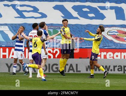 Madejski Stadium, Reading, Bekshire, Großbritannien. Mai 2021. English Football League Championship Football, Reading versus Huddersfield Town; Rarmani Edmonds-Green von Huddersfield Town feiert mit Sorba Thomas und Jonathan Hogg von Huddersfield Town, nachdem er in der 93. Minute das 2. Tor seiner Seite erzielt hatte, um es 2-2 zu erreichen.Credit: Action Plus Sports/Alamy Live News Stockfoto