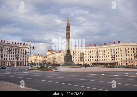 Blick auf den Siegesplatz in Minsk mit Obelisk bei Tageslicht Stockfoto