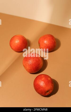 Saftig dunkle Mandarinen auf hellem Hintergrund. Leckere Früchte. Konzentrieren Sie sich auf die vordere Mandarine. Stockfoto