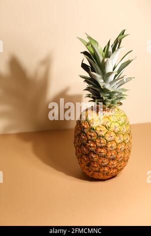 Ananas isoliert auf neutralem beigefarbenem Hintergrund Stockfoto