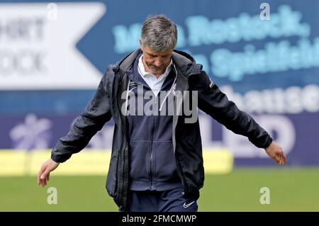 Rostock, Deutschland. Mai 2021. Fußball: 3. Liga, Hansa Rostock - FSV Zwickau, 36. Spieltag, Ostseestadion. Hansa-Trainer Jens Härtel ist am Rande. Quelle: Bernd Wüstneck/dpa-Zentralbild/dpa - WICHTIGER HINWEIS: Gemäß den Bestimmungen der DFL Deutsche Fußball Liga und/oder des DFB Deutscher Fußball-Bund ist es untersagt, im Stadion und/oder vom Spiel aufgenommene Fotos in Form von Sequenzbildern und/oder videoähnlichen Fotoserien zu verwenden oder zu verwenden./dpa/Alamy Live News Stockfoto