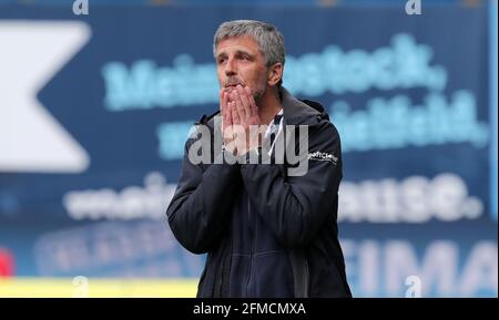 Rostock, Deutschland. Mai 2021. Fußball: 3. Liga, Hansa Rostock - FSV Zwickau, 36. Spieltag, Ostseestadion. Hansa-Trainer Jens Härtel ist am Rande. Quelle: Bernd Wüstneck/dpa-Zentralbild/dpa - WICHTIGER HINWEIS: Gemäß den Bestimmungen der DFL Deutsche Fußball Liga und/oder des DFB Deutscher Fußball-Bund ist es untersagt, im Stadion und/oder vom Spiel aufgenommene Fotos in Form von Sequenzbildern und/oder videoähnlichen Fotoserien zu verwenden oder zu verwenden./dpa/Alamy Live News Stockfoto